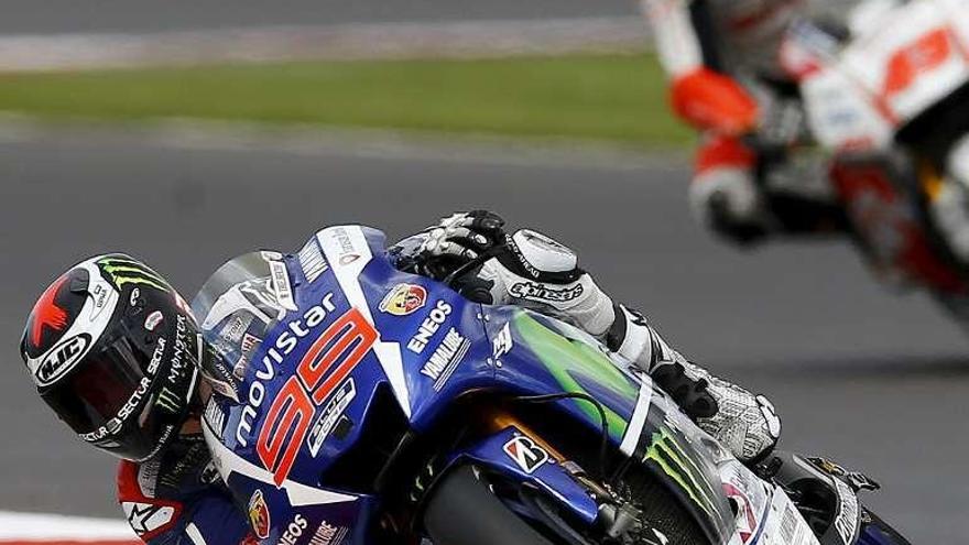 Jorge Lorenzo toma una curva en Silvestone.