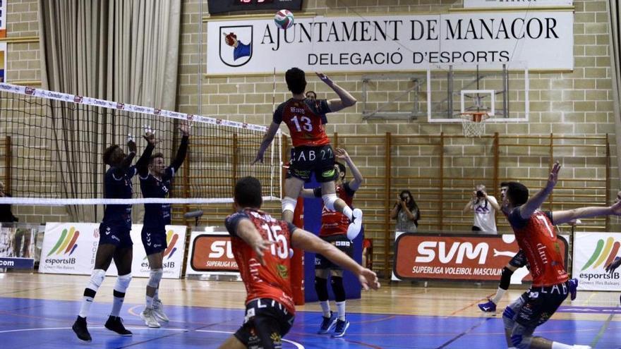 Un momento del partido entre el Conecta Manacor y el Urbia Palma.