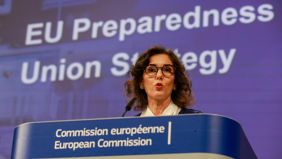 La comisaria de Gestión de Crisis e Igualdad, Hadja Lahbib, durante la presentación del plan anticrisis.