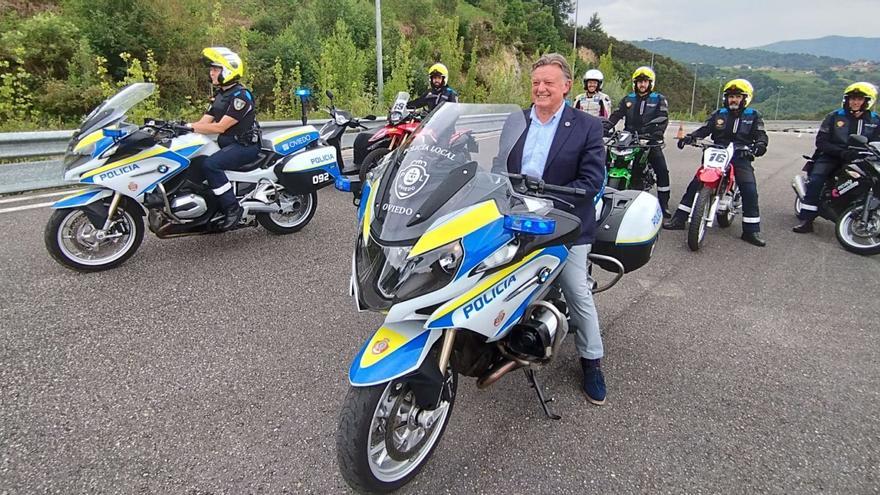 En primer término, el concejal ovetense José Ramón Prado en una moto de la Policía Local, junto a los agentes que participaron en el curso. | D. O.