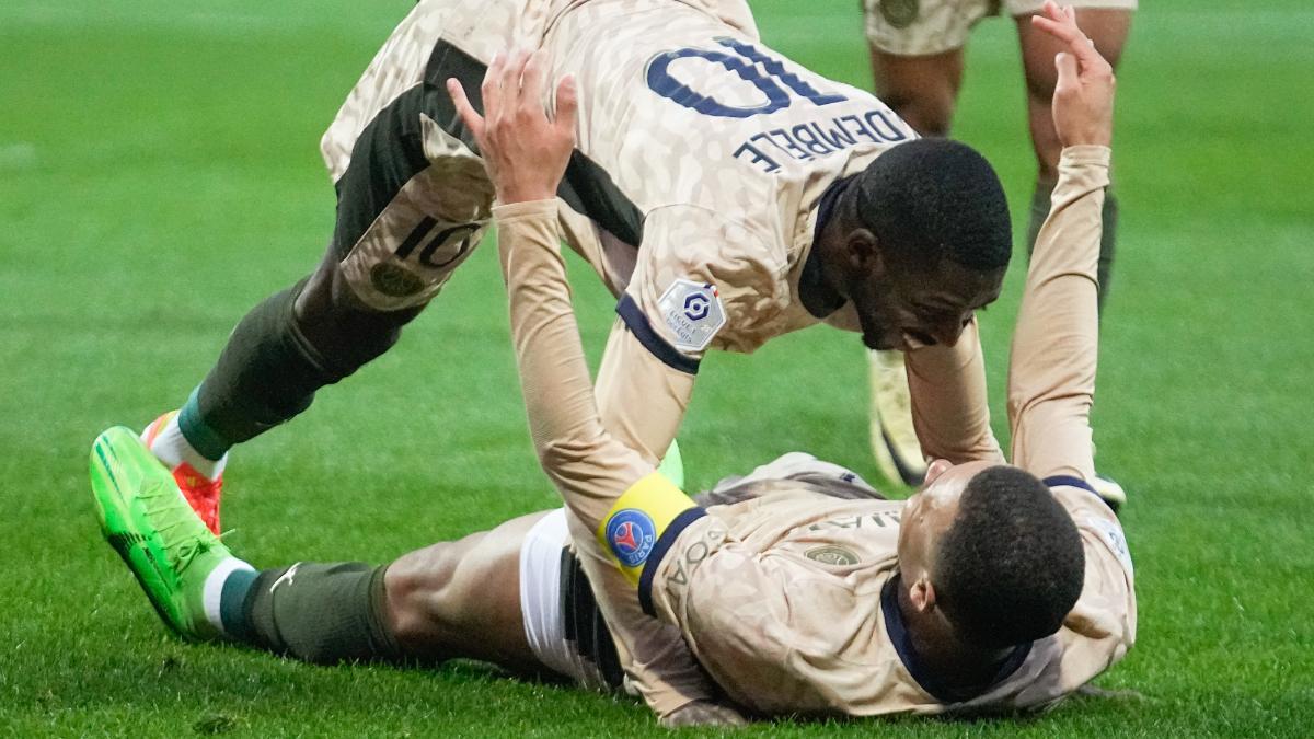 Dembélé y Mbappé celebran uno de los tantos ante el Lorient (1-4)