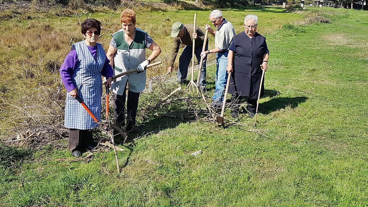 Tareas de limpieza a cargo de vecinos y emigrantes en Bercianos, donde se ha celebrado la fiesta de San Cosme y San Damián con una comida de hermandad. | Ch. S.