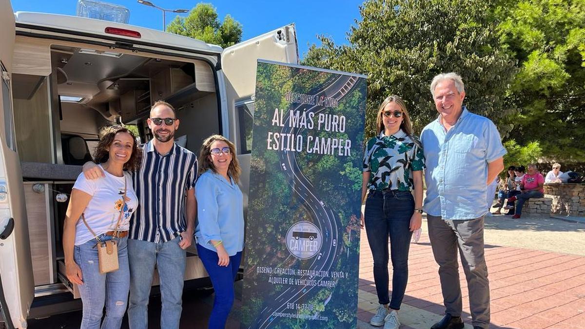 La alcaldesa, Tania Baños, junto a otros miembros de la corporación en su visita ayer al Camper Fest de les Coves.