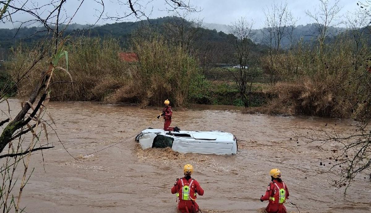 Efectius dels Bombers busquen el conductor d'una furgoneta arrossegada per la riera Giola a Llinars del Vallès