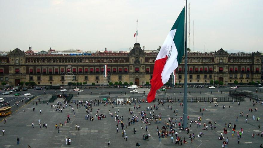 El Zócalo, la plaza de la Constitución de México, con el actual Palacio Nacional, el antiguo palacio de los virreyes de Nueva España.