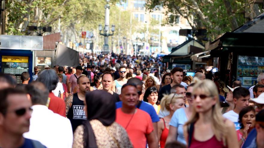 Gent caminant per la Rambla, a Barcelona