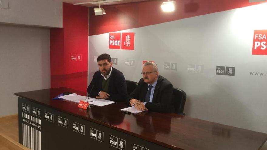 El eurodiputado socialista asturiano Jonás Fernández y el diputado nacional Antonio Trevín, durante la rueda de prensa. l. á. v.