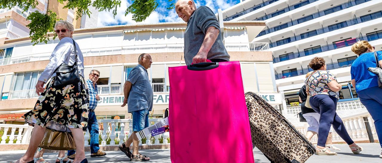 Turistas a su salida de un hotel en Benidorm.