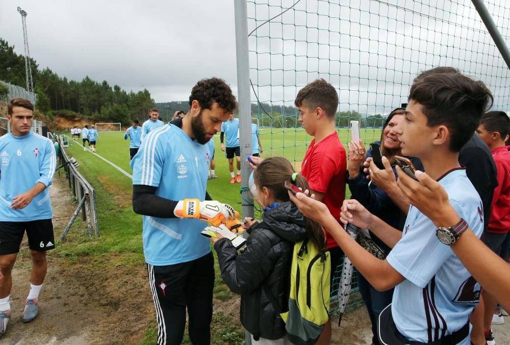 La afición disfruta del entrenamiento del Celta en el Día de Galicia