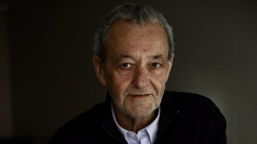José Luis Argüelles, con su libro "Acercamientos naturales", en la redacción de LA NUEVA ESPAÑA de Gijón. | MARCOS LEÓN