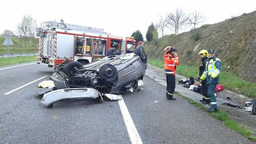 Muere un joven portugués al volcar su coche en la A-52 en Sandiás