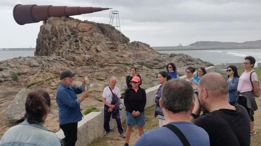 Ruta literaria por el litoral de Arteixo a cargo del escritor Xabier Maceiras