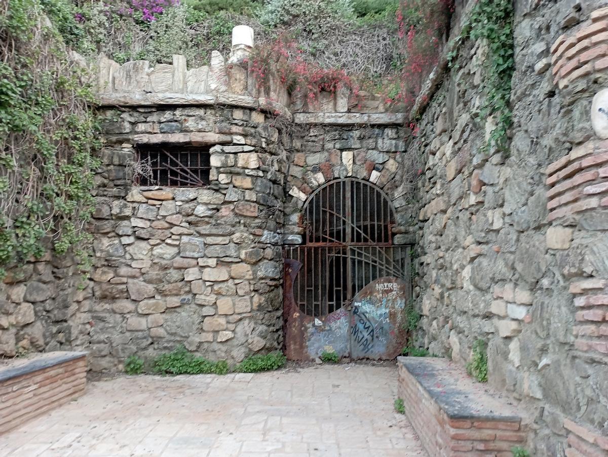 Exterior de la biblioteca de Puerta Oscura.