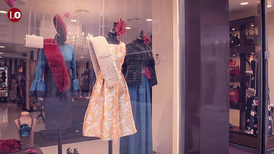Mujer tienda de ropa boutique de moda escaparate en centro