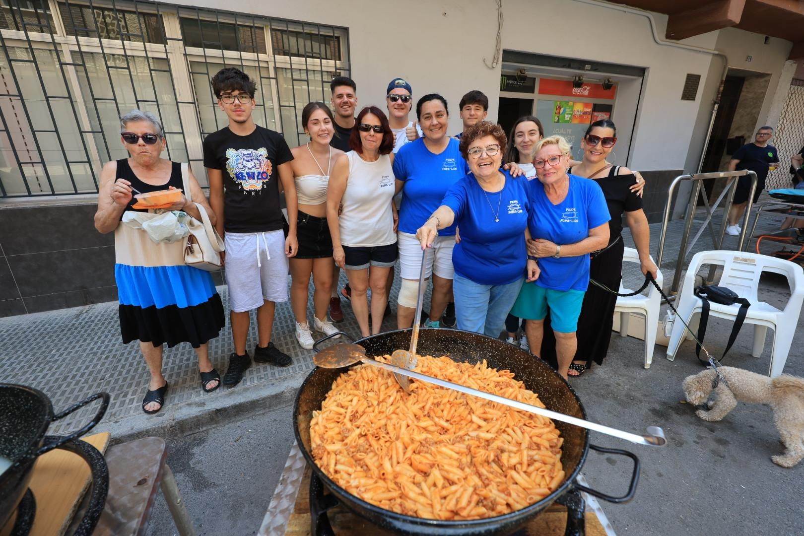 Las collas llenan de color las calles del Grau por Sant Pere