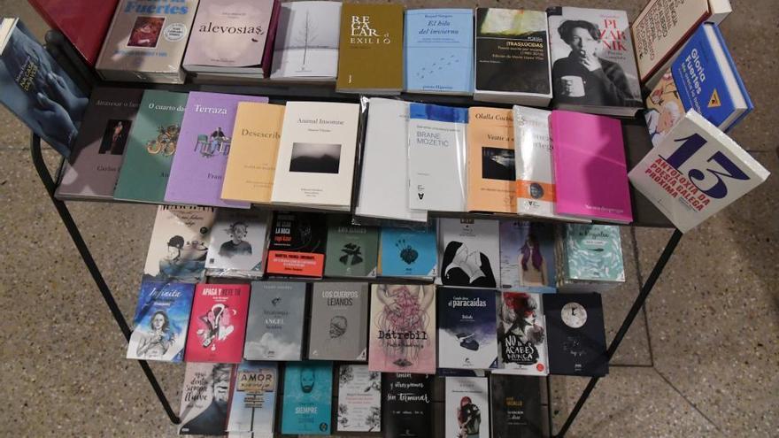 Puesto con una selección de libros en una librería de A Coruña.