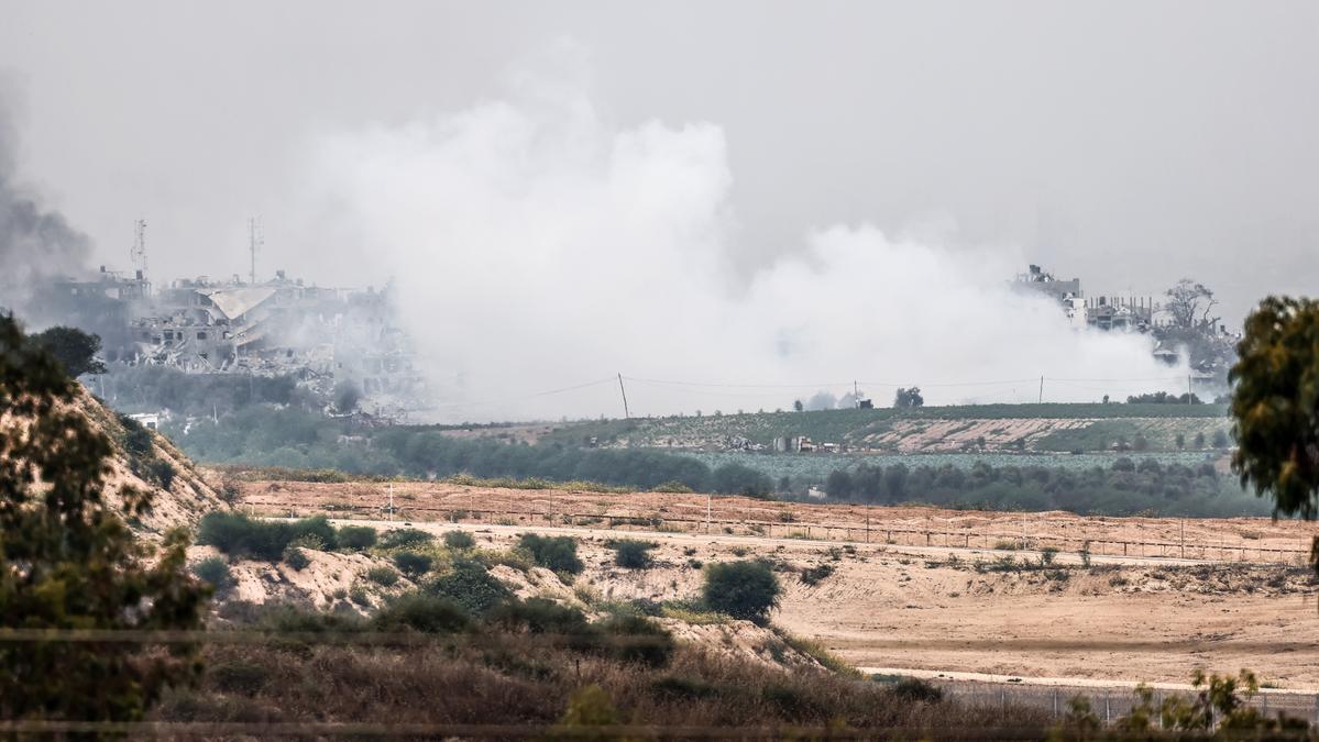 Una columna de fum surt des del nord de la franja de Gaza