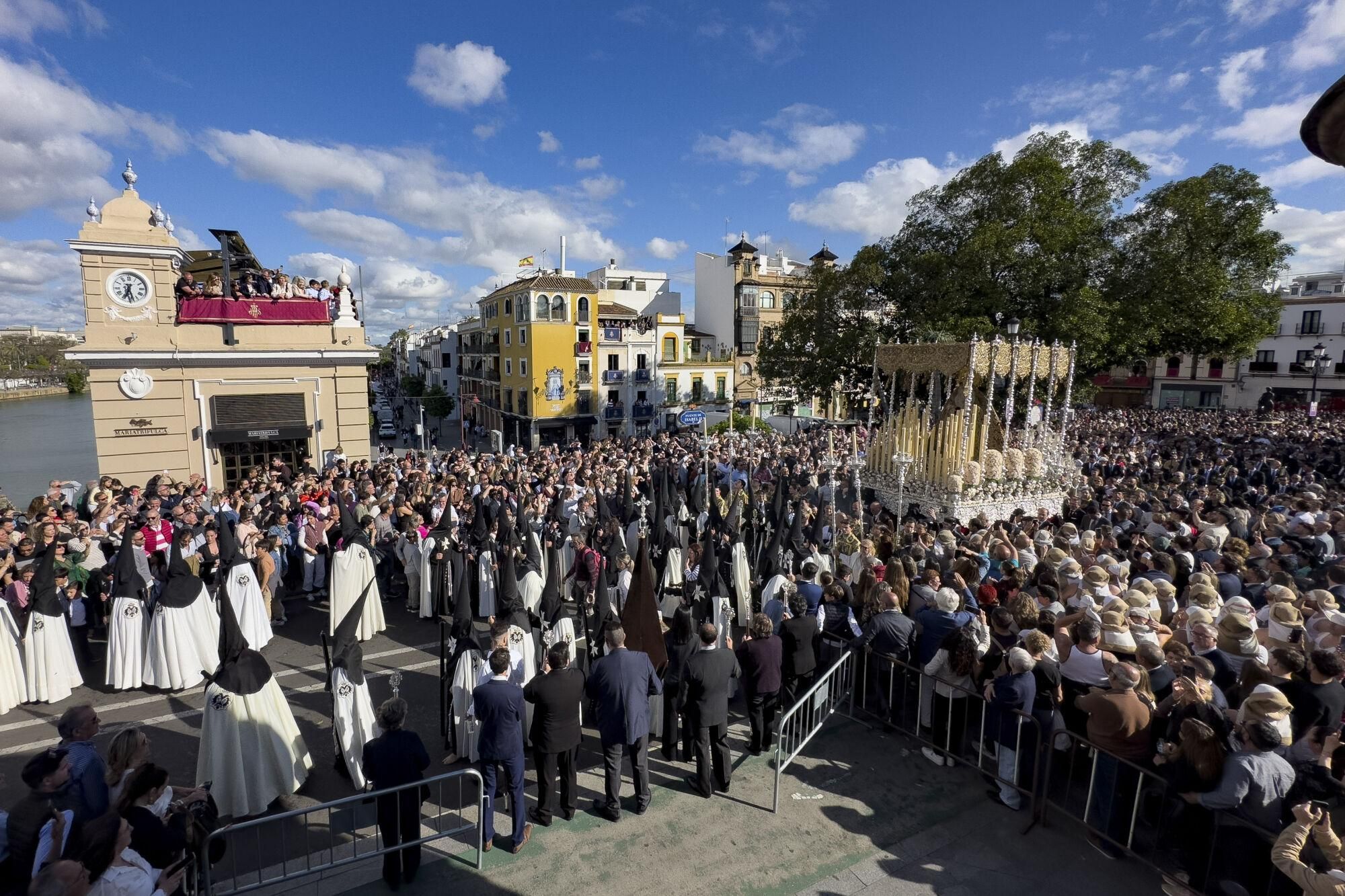 SEVILLA, 18/04/2025.- Procesión de la Hermandad del Santísimo Cristo de la Expiración, conocida popularmente como la Hermandad del Cachorro, este Viernes Santo, en Sevilla. La Hermandad del Santísimo Cristo de la Expiración, conocida popularmente como la Hermandad del Cachorro, realiza su estación de penitencia hoy Viernes Santo, 18 de abril de 2025. Desde su basílica en la calle Castilla, en el corazón de Triana, la cofradía recorrerá Sevilla con sus dos pasos: el del Santísimo Cristo de la Expiración, conocido como el Cachorro, y el de Nuestra Madre y Señora del Patrocinio.  EFE/ David Arjona