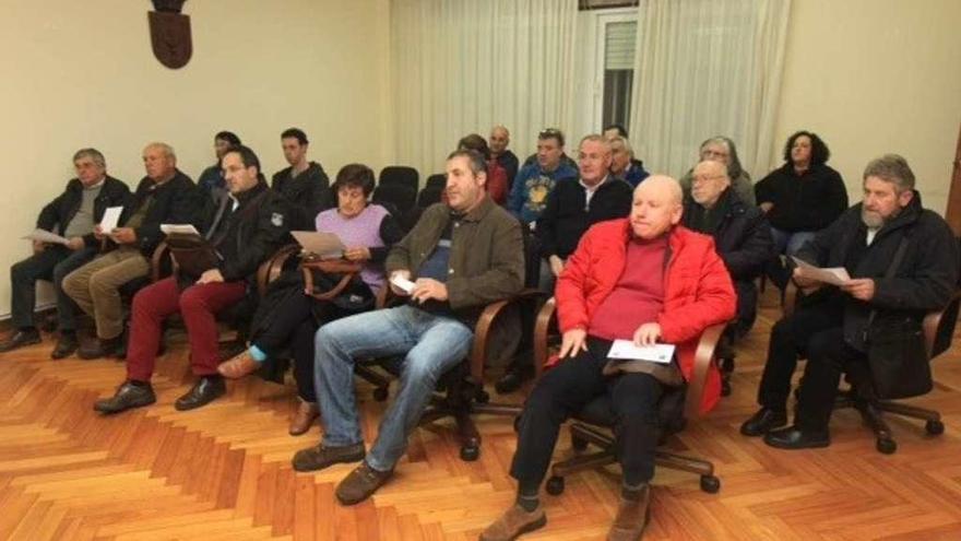 Comuneros asistentes a la reunión con el alcalde de Cerdedo-Cotobade. // FdV