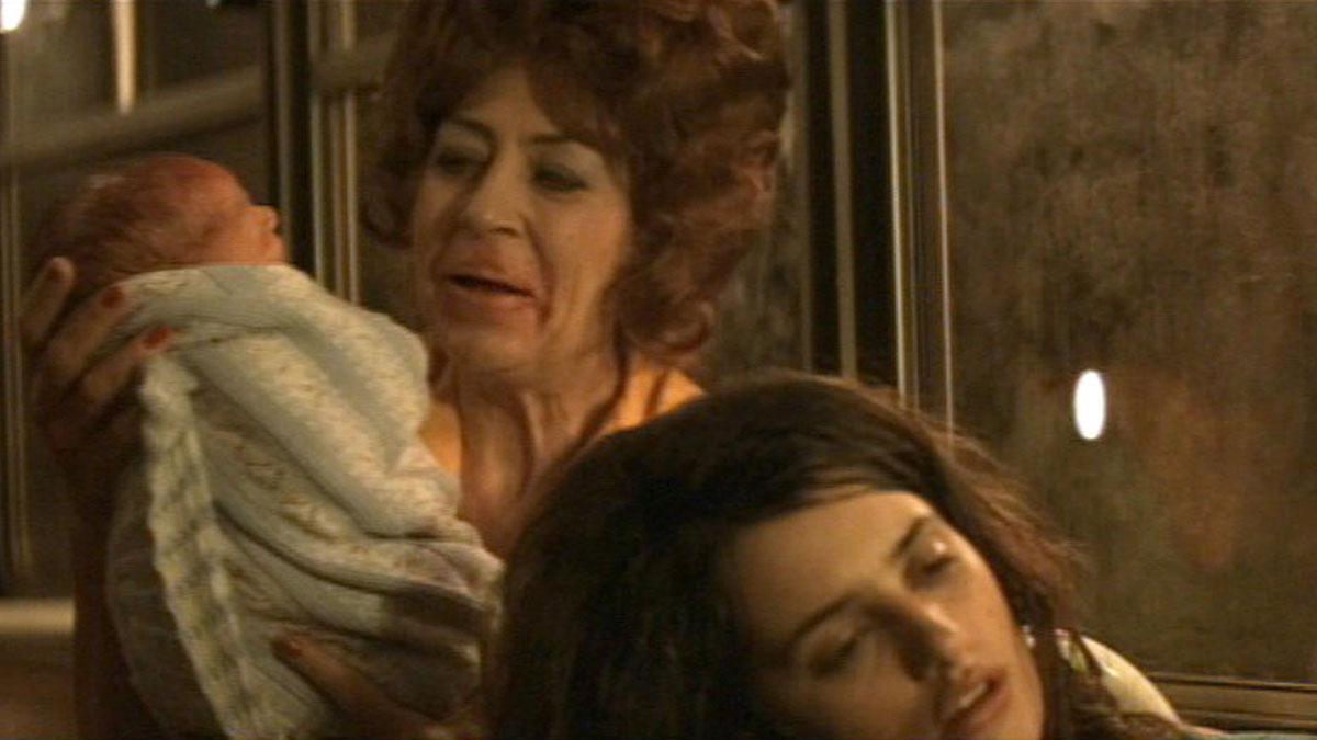 Pilar Bardem y Penélope Cruz, en un fotograma de 'Carne trémula'