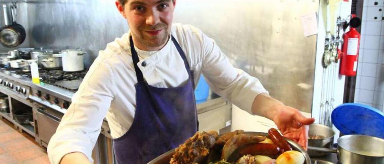 Diego López, en la cocina de su restaurante de Lalín. // Bernabé/ Gutier