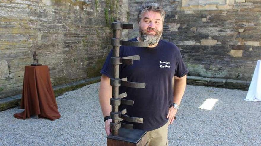 César Castaño, ayer, en el patio del monasterio con sus obras.