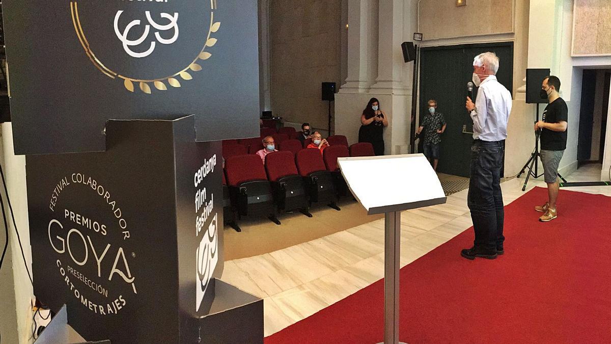 El director del festival, Jordi Forcada, i l’alcalde de Puigcerdà, Albert Piñeira, inaugurant el certamen | MIQUEL SPA