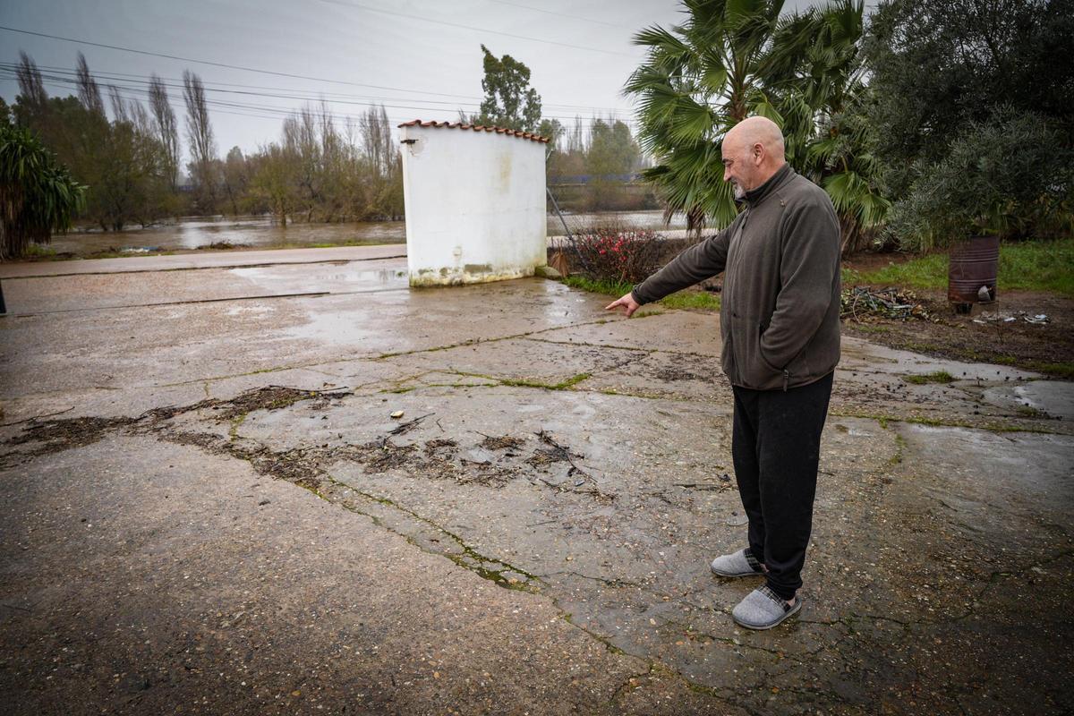 Francisco señala el nivel que alcanzó el agua en su vivienda.