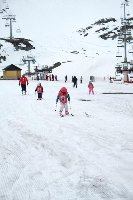 Esquiadores en el décimo aniversario de Fuentes de Invierno