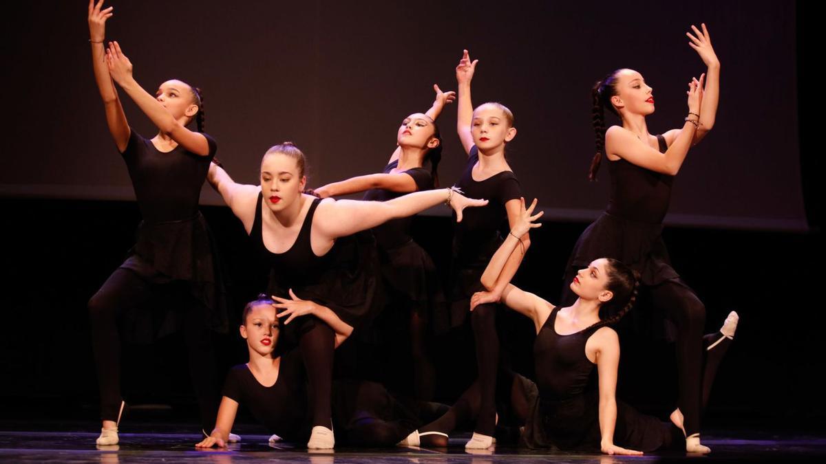 Un bonita foto de un instante de la exhibición con la que las gimnastas de rítmica de la Peña Deportiva amenizaron anoche la gala. | FOTOS: JUAN A. RIERA