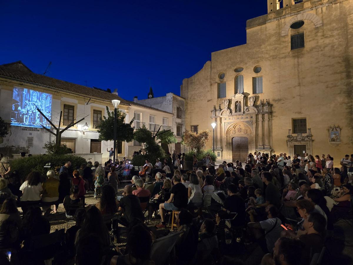Proyección en la plaza de San Agustín, la noche del domingo.