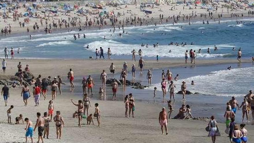 La playa de Samil, ayer, con numerosos bañistas.  // Ricardo Grobas