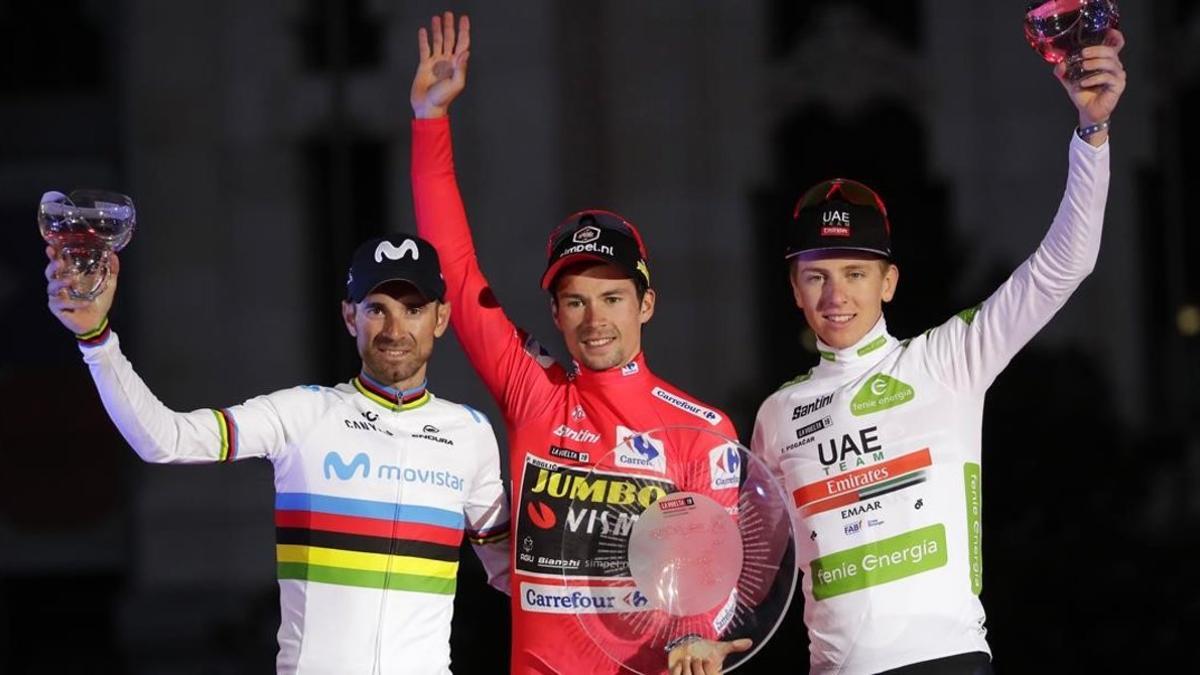 Ernesto Valverde, junto a Primoz Roglic y Tadej Pogacar, en la Vuelta.