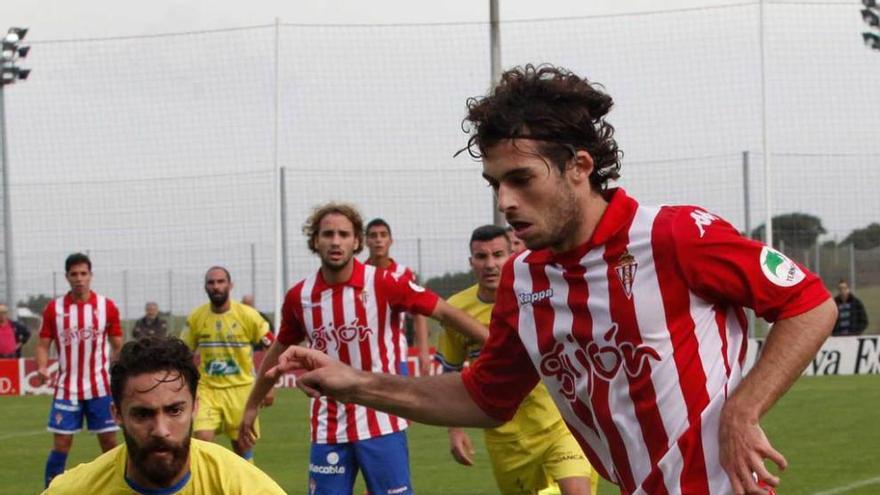 Guille Donoso controla el balón en el partido ante la Arandina.