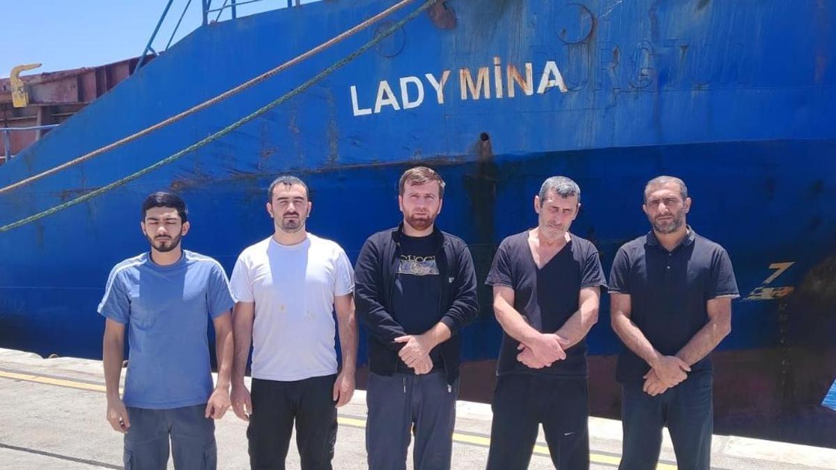 Marinos del Lady Mina, abandonados en el Puerto de Las Palmas desde el pasado mayor por su armador.