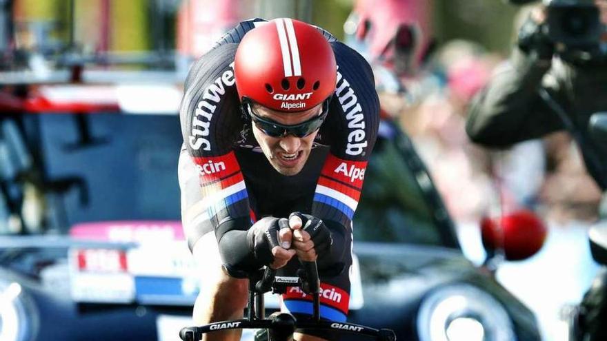 Dumoulin, durante la primera etapa del Giro. // Alessandro di Meo (Efe)