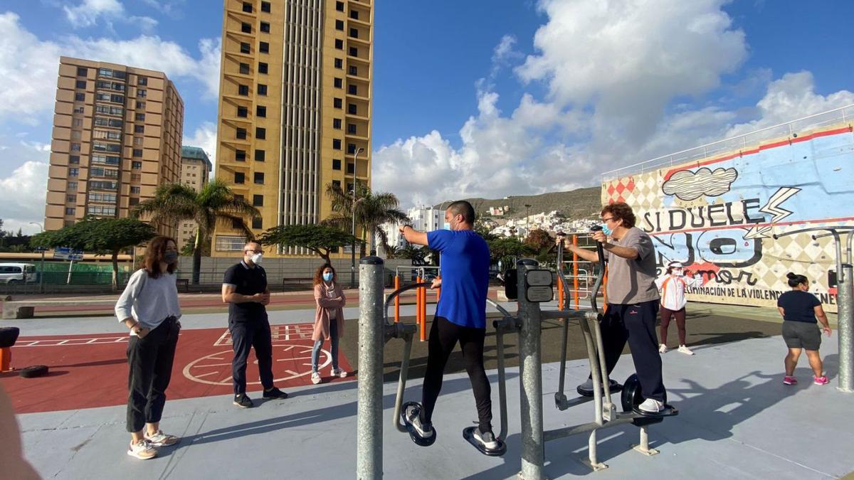 El concejal de Deportes, Aridany Romero, visita un parque biosaludable en la Vega de San José. | | LP/DLP