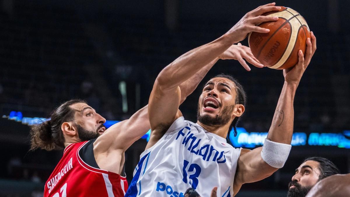 Olivier Nkamhoua, junto a Tornike Shengelia en el pasado Eurobasket