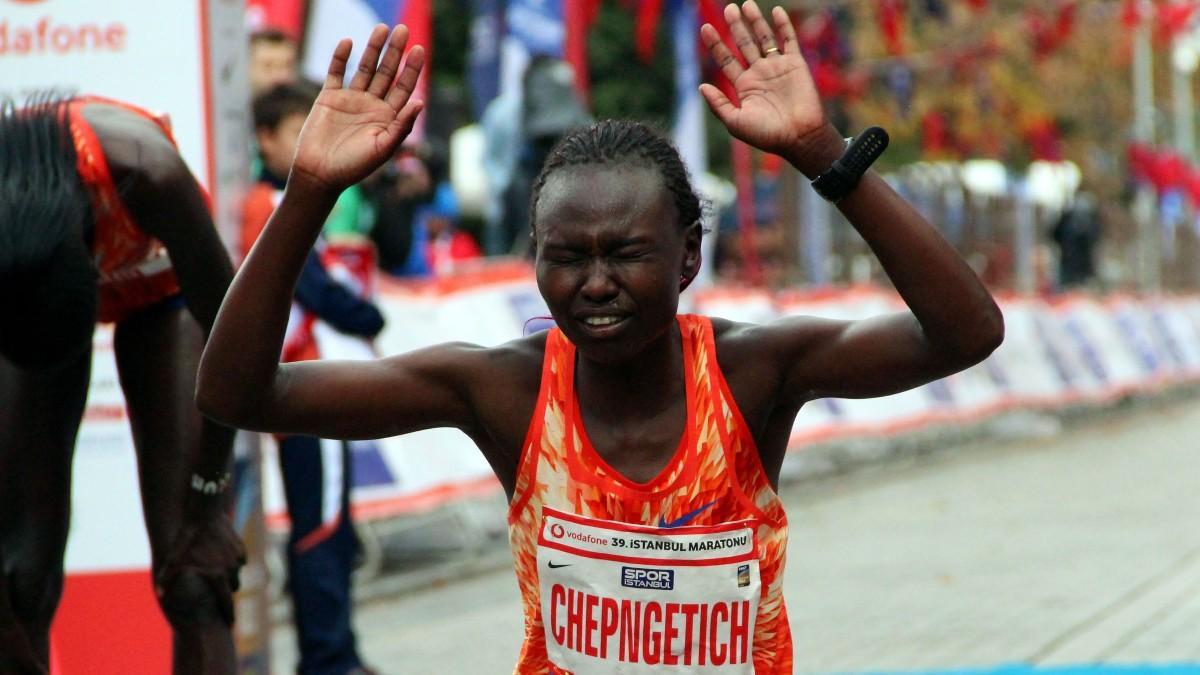 Chepngetich celebra su récord mundial
