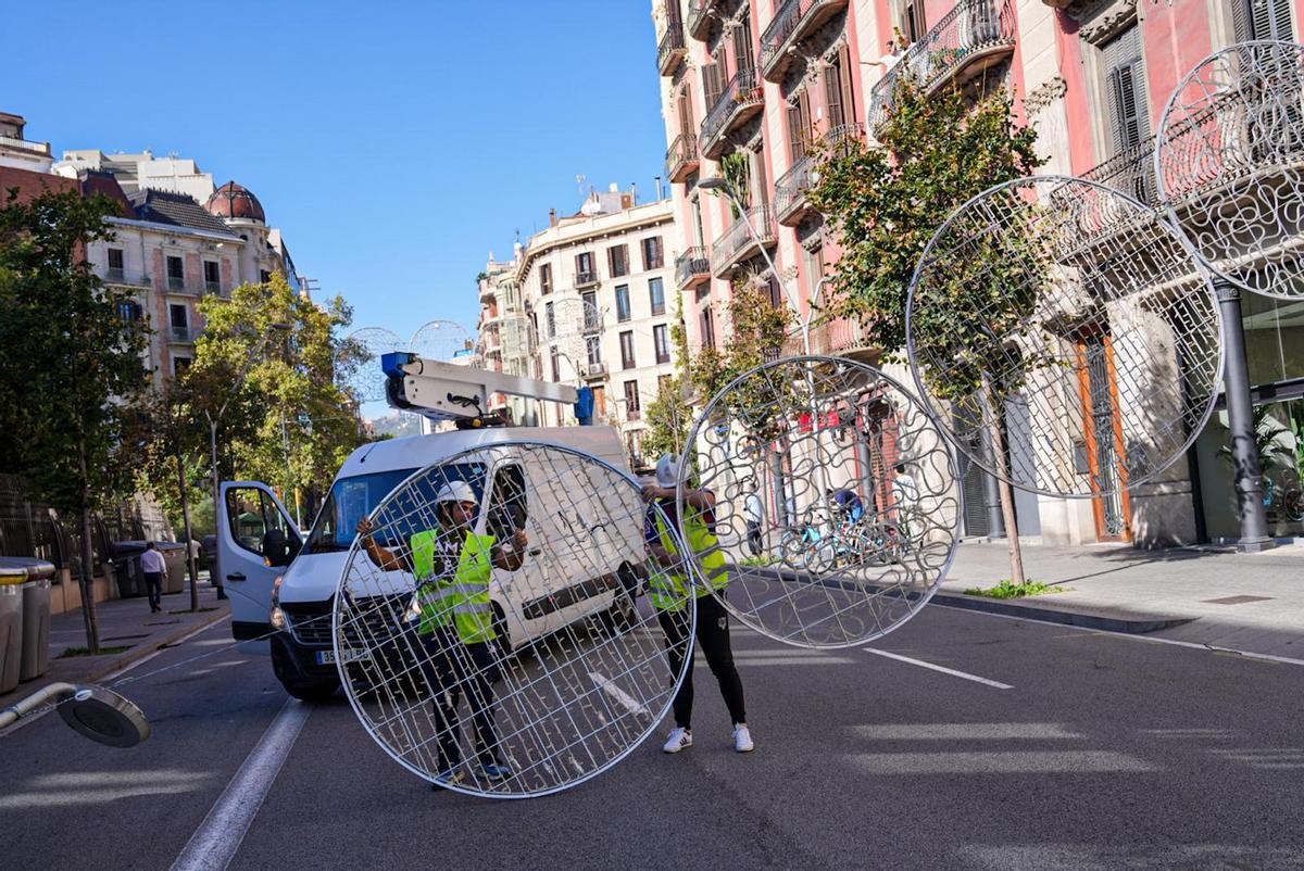 El viento tira las luces de Navidad de la calle de Balmes