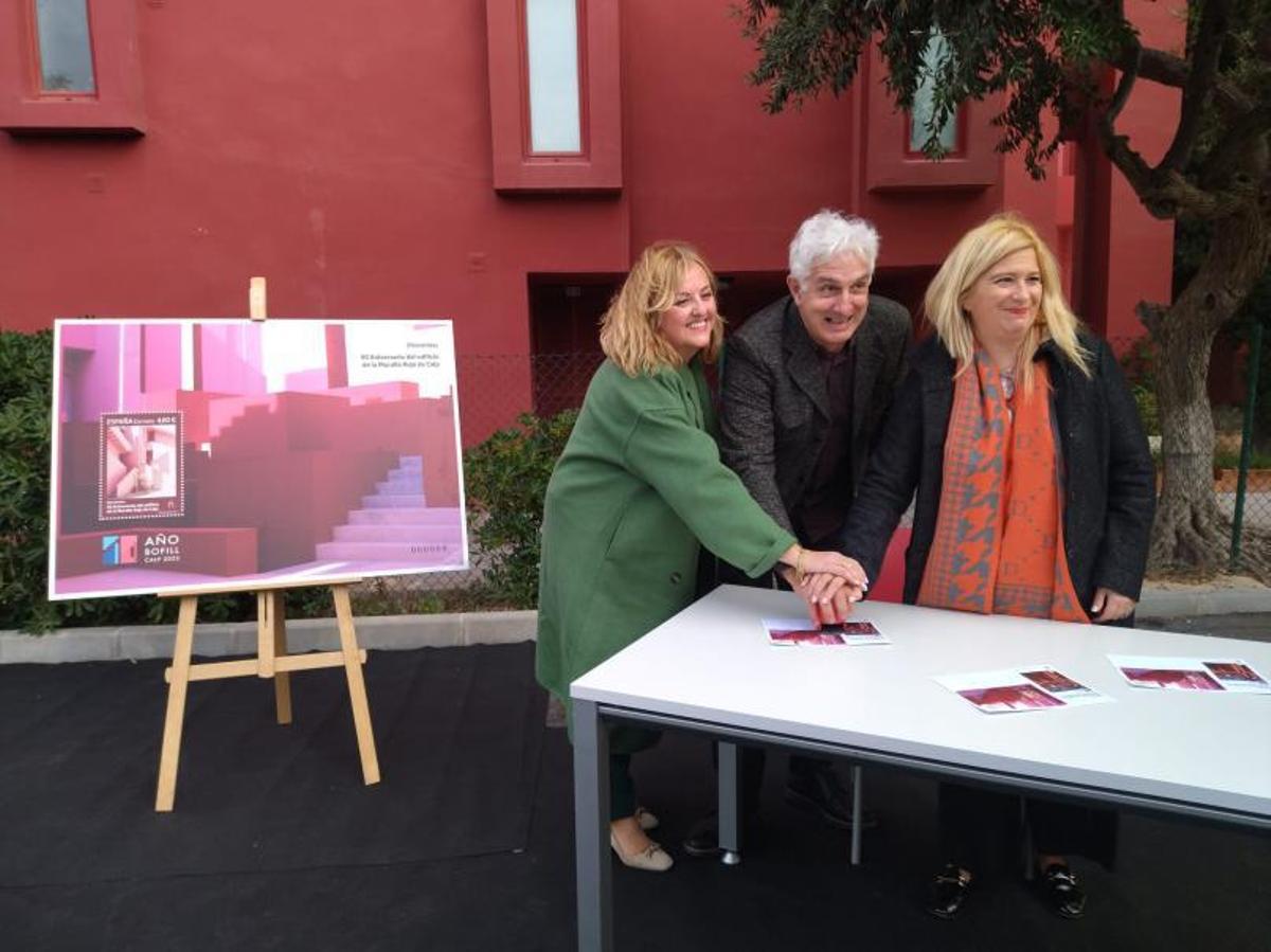 Ana Sala, José Ivars y Leire Díez, de Correos, junto al sello. | A. P. F.