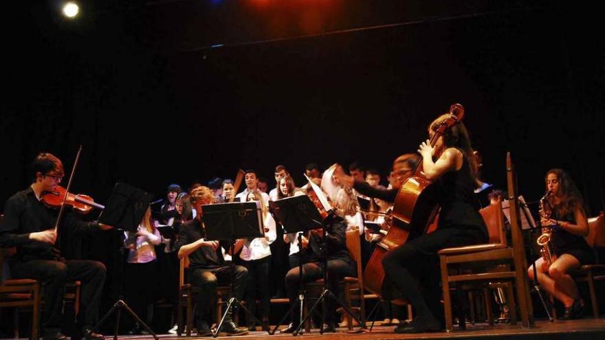 A la izquierda, la orquesta y el coro del Maestro Haedo durante un ensayo. A la derecha, dos jóvenes coristas del instituto zamorano.