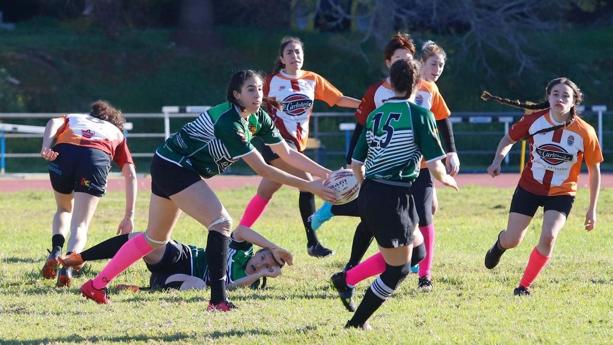 Marina Santiago busca un pase.
