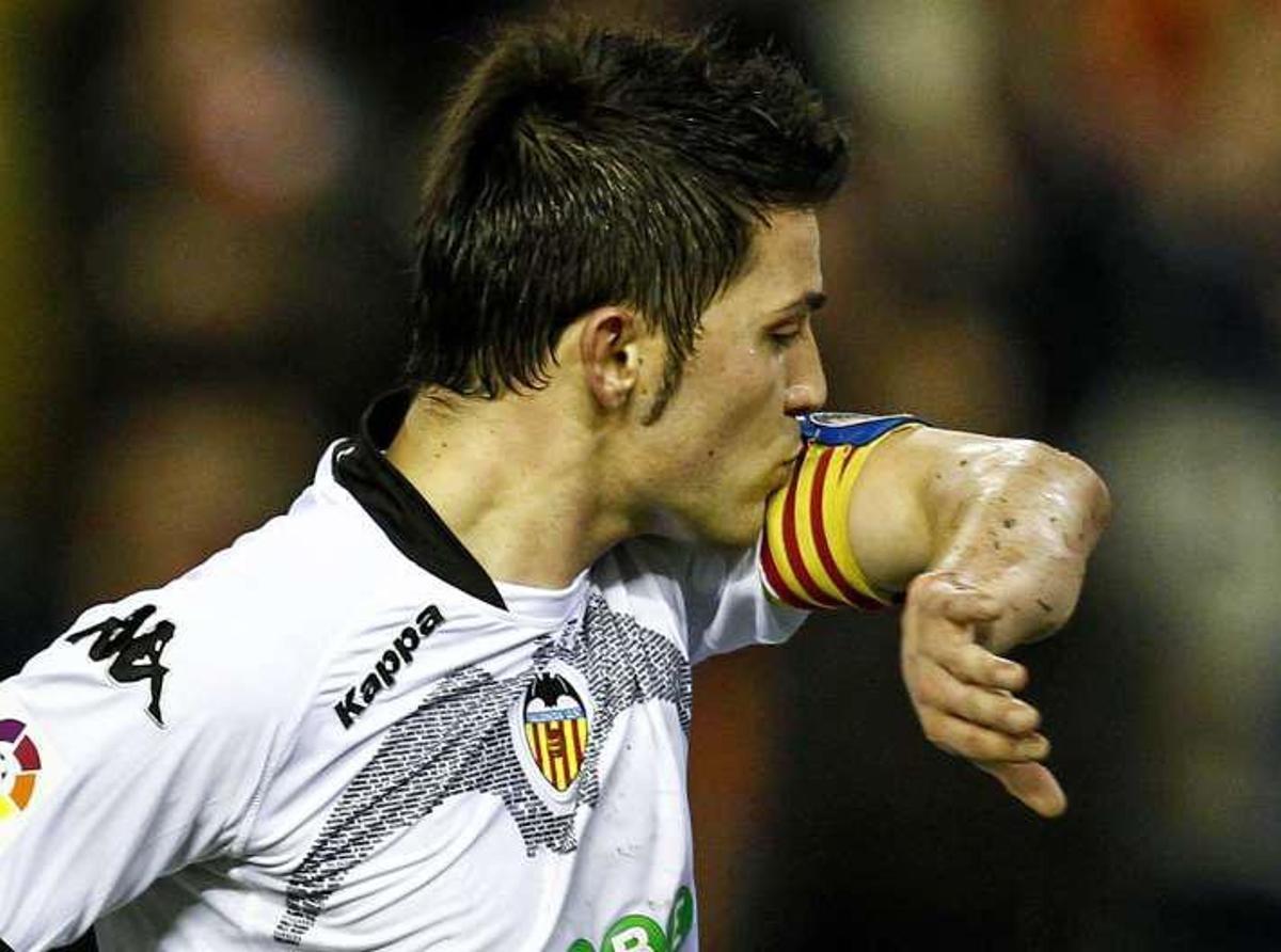 David Villa besa el brazalete de capitán con la Senyera y el escudoe del Valencia CF