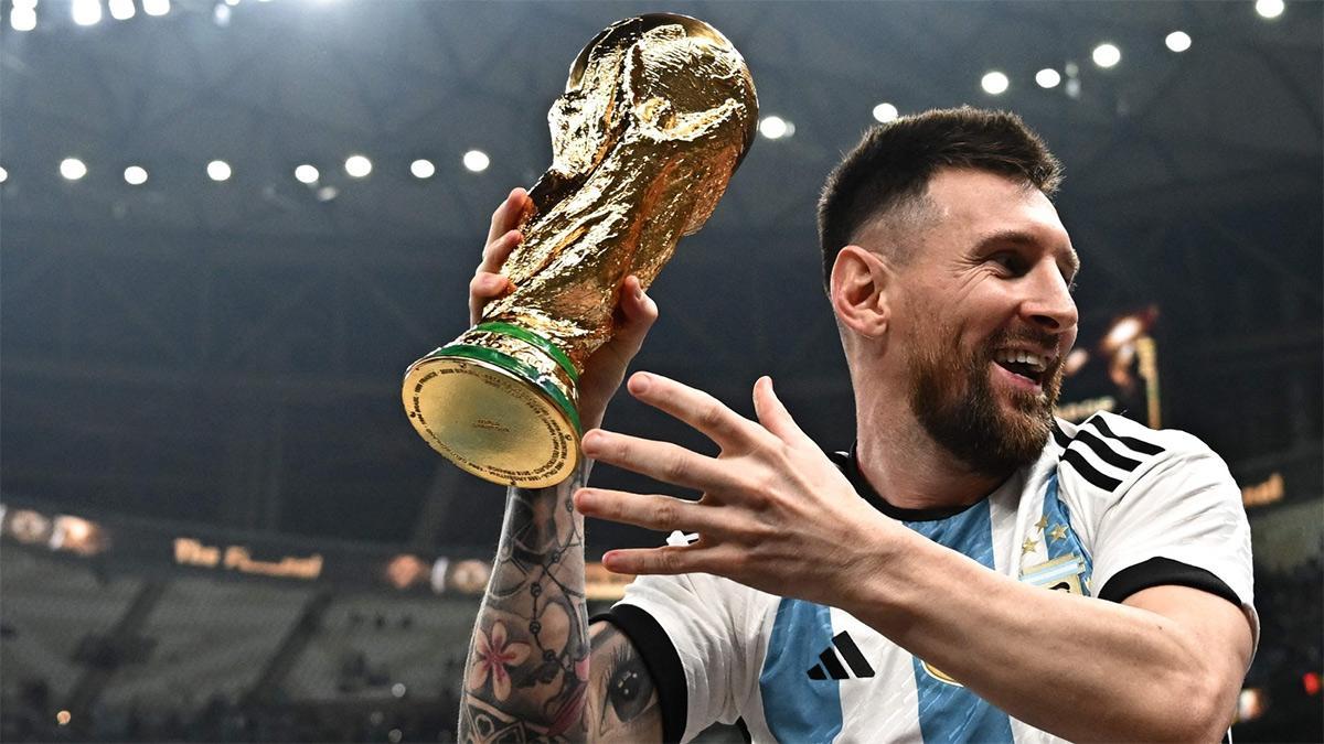 ¡No hay mejor manera para describir este Mundial! Así se paseó Leo Messi por el campo con la copa del mundo