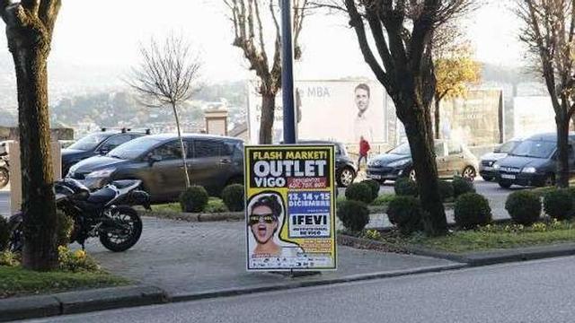 Carteles de Flash Market! Outlet Vigo en la ciudad. // Alba Villar