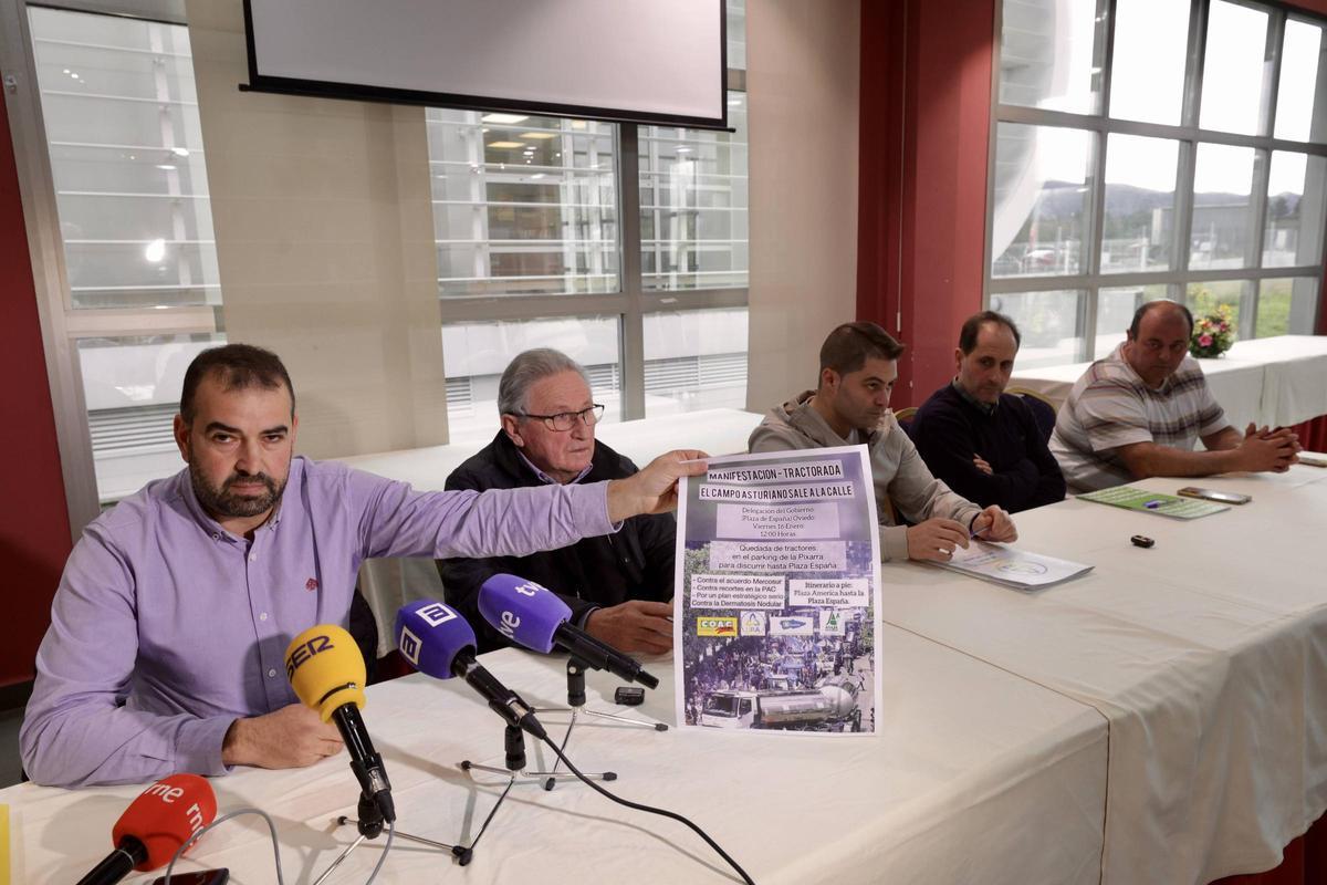 David Pérez Naya, Ramón Artime, Borja Fernández, José Álvarez y Manuel Álvarez (USAGA), en la presentación de la movilización, en Silvota (Llanera).