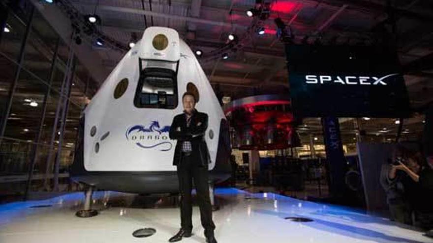 Elon Musk, con su cápsula &quot;Dragon&quot;.