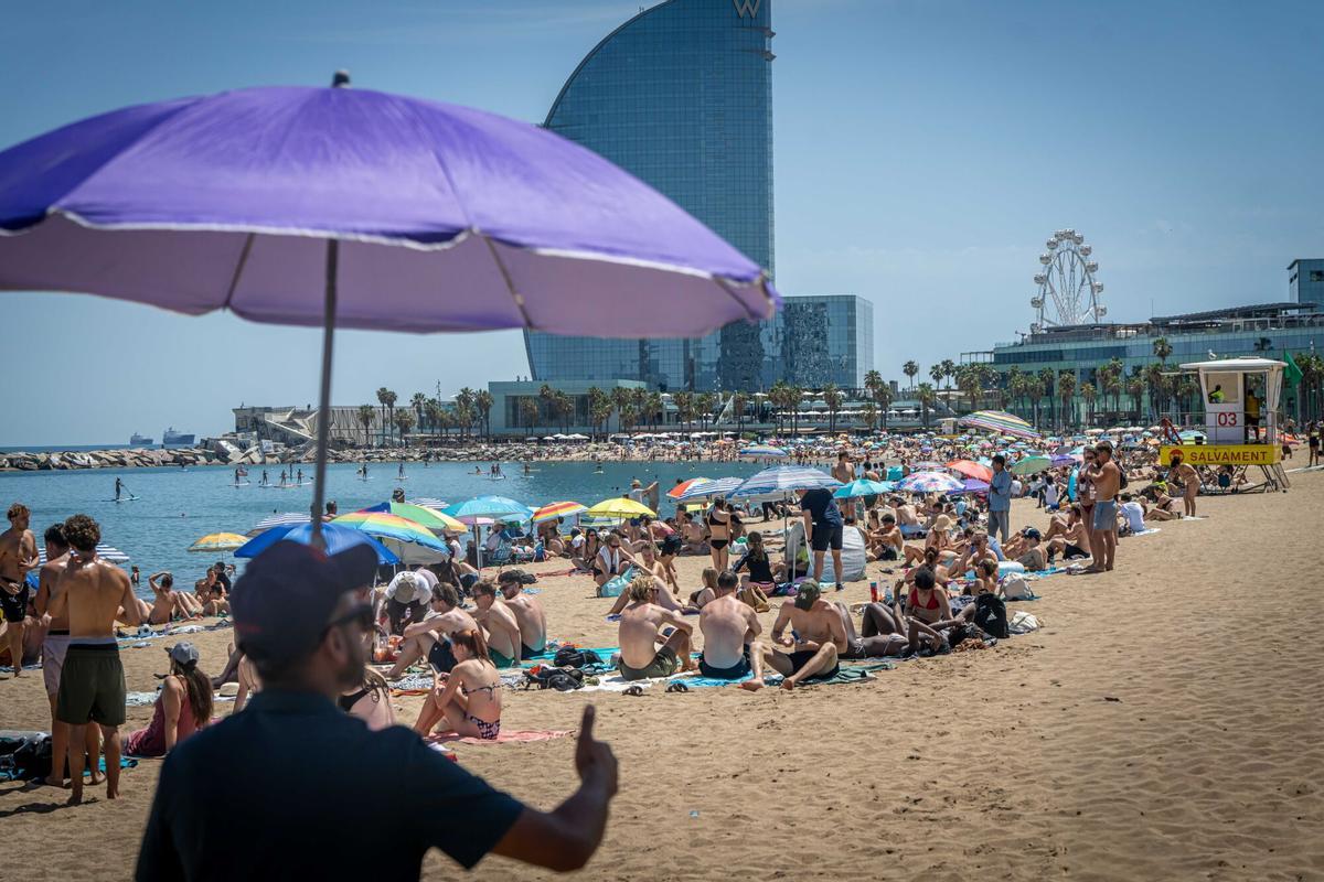 Las playas de Barcelona se llenan con el aumento de las temperaturas