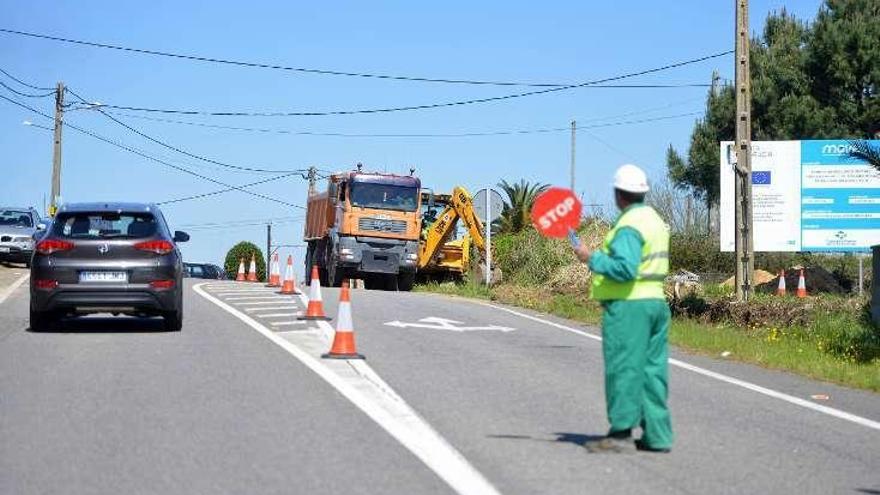 Obras en la carretera PO-308, en Soutullo. // Gustavo Santos